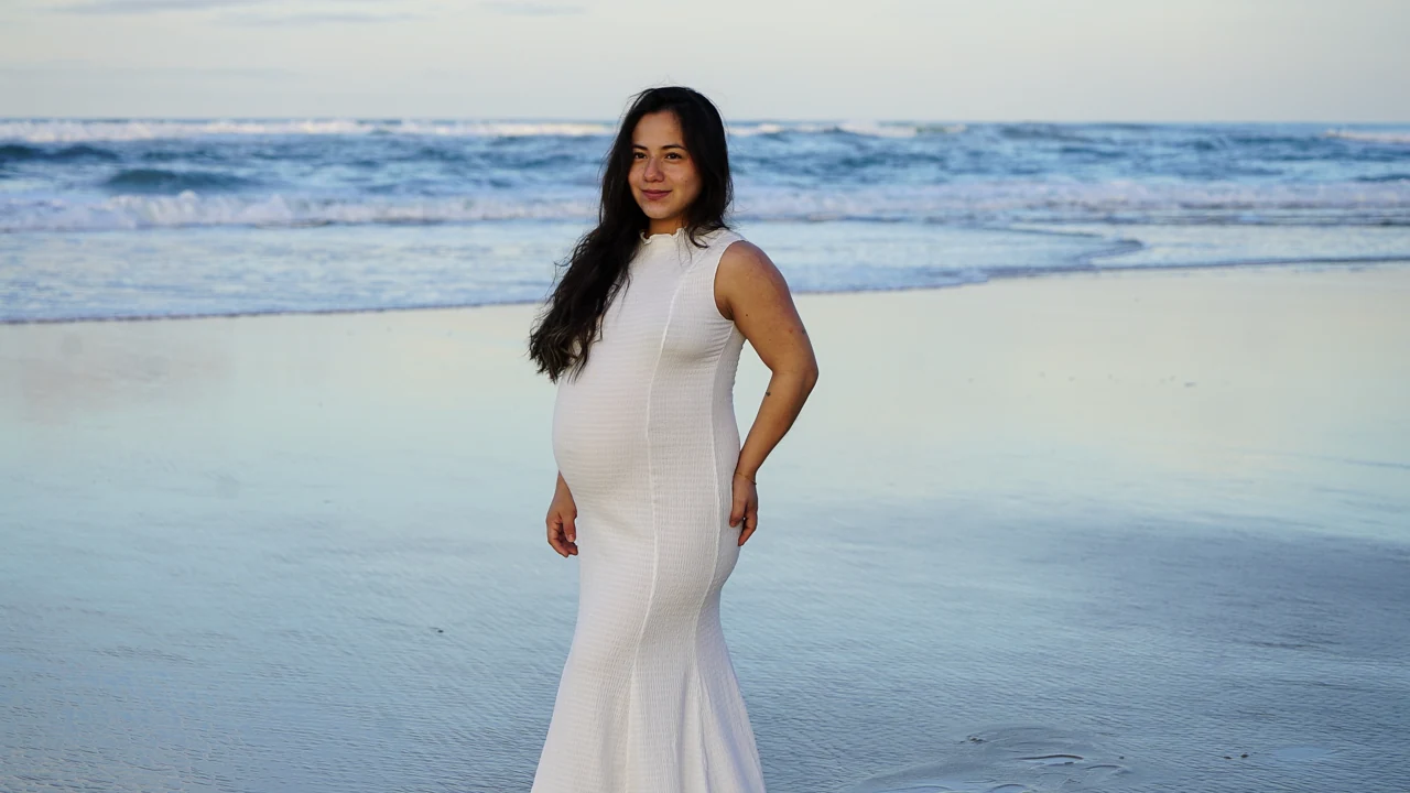 Coastal maternity portrait, Gold Coast, photograph 3