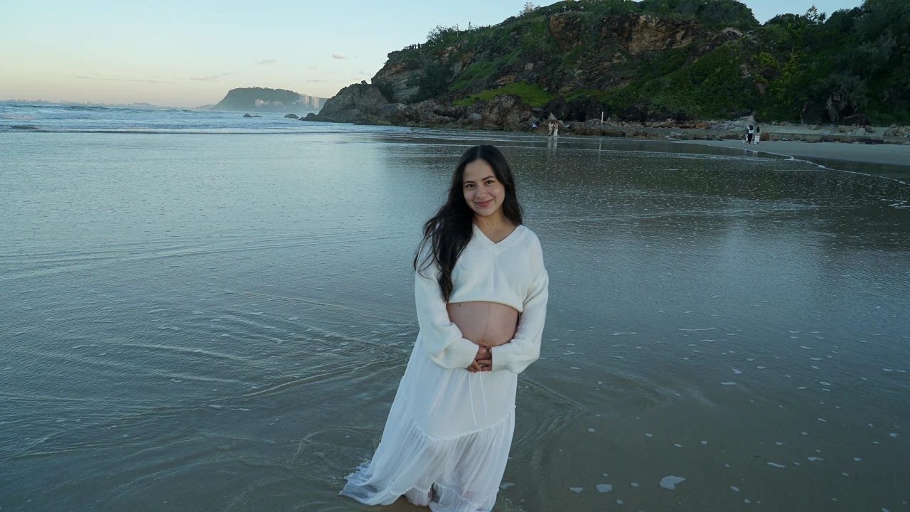 Coastal maternity portrait, Gold Coast, photograph 4