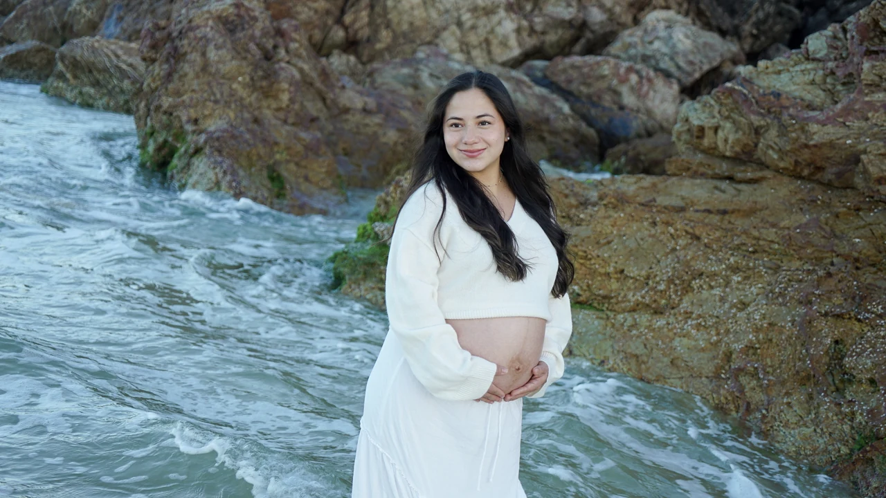Coastal maternity portrait, Gold Coast, photograph 8