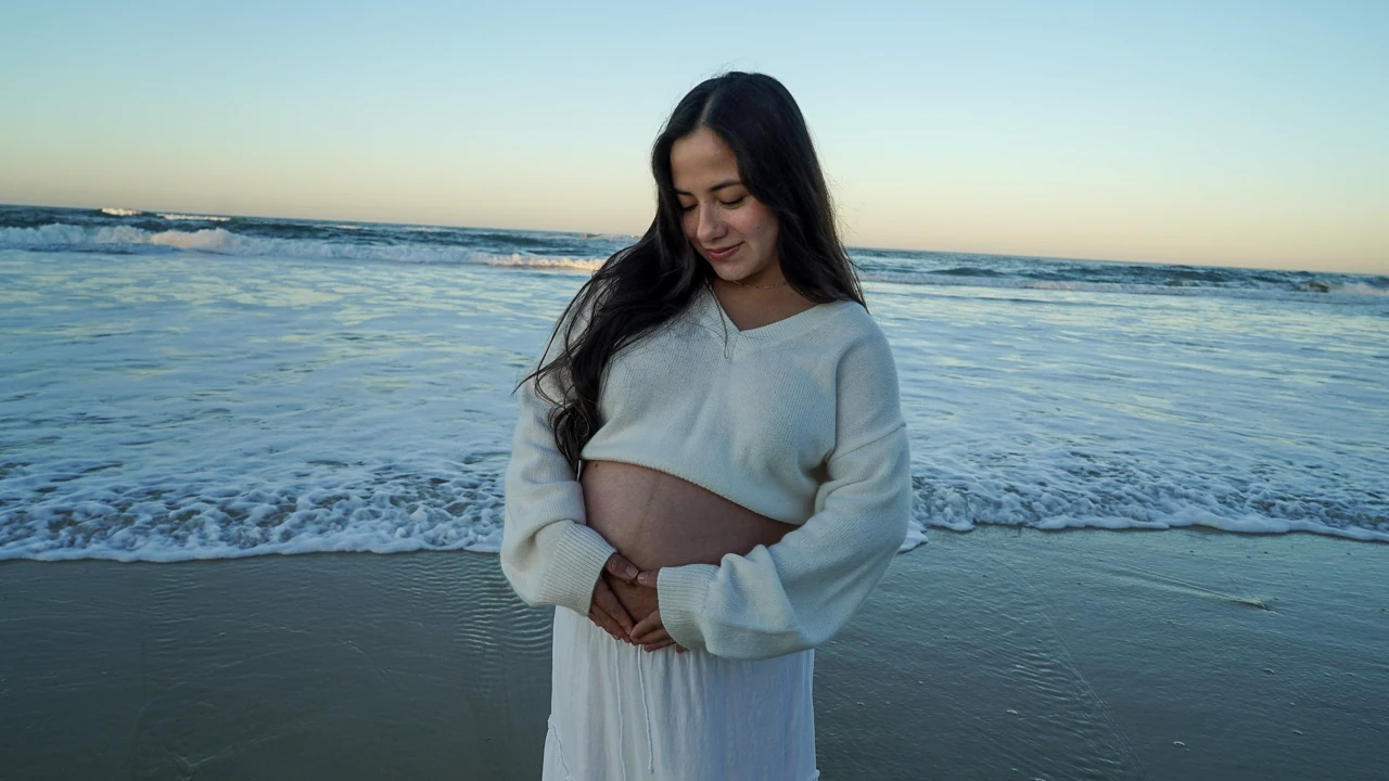 Coastal maternity portrait, Gold Coast, photograph 9