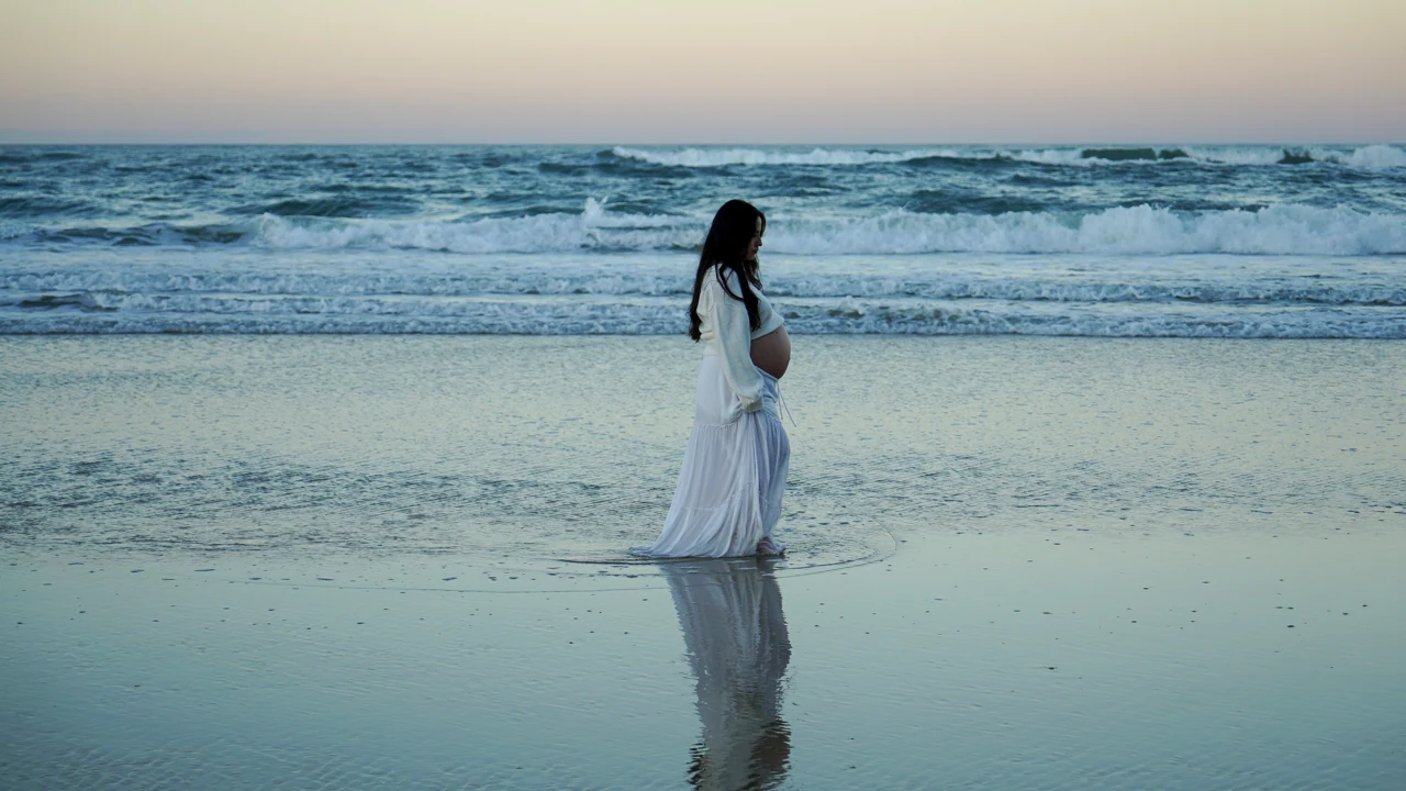 Coastal maternity portrait, Gold Coast, photograph 12