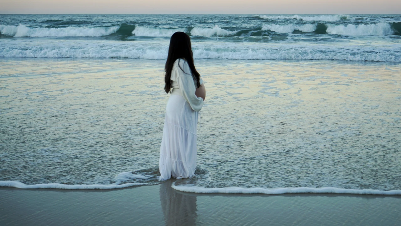 Coastal maternity portrait, Gold Coast, photograph 14