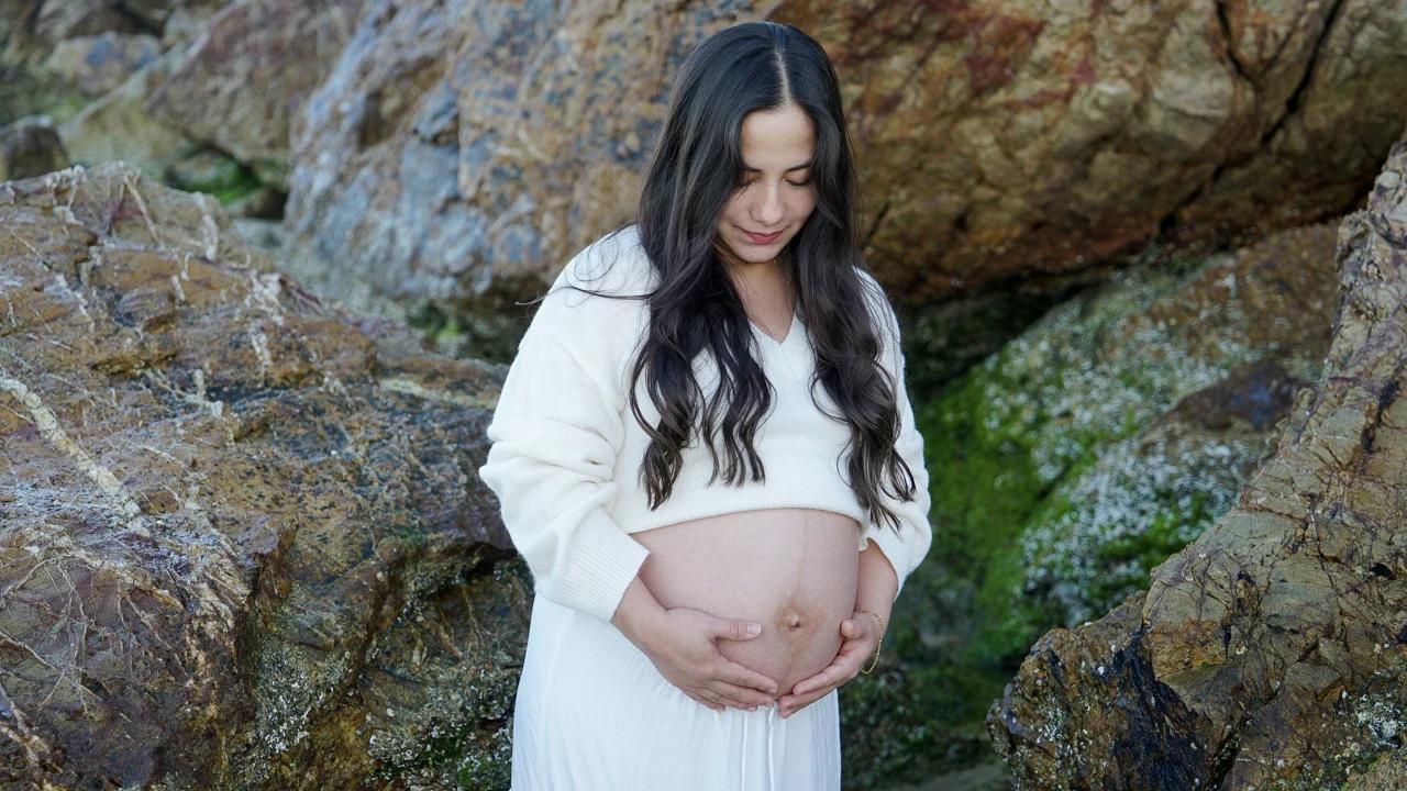 Coastal maternity portrait, Gold Coast, photograph 17