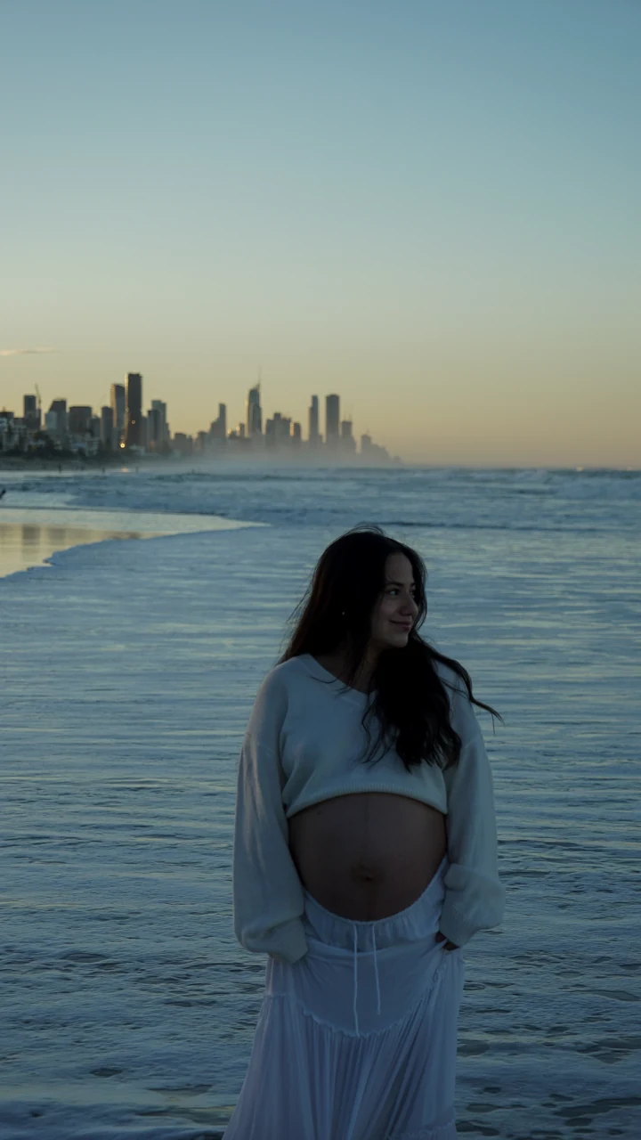 Coastal maternity portrait, Gold Coast, photograph 18