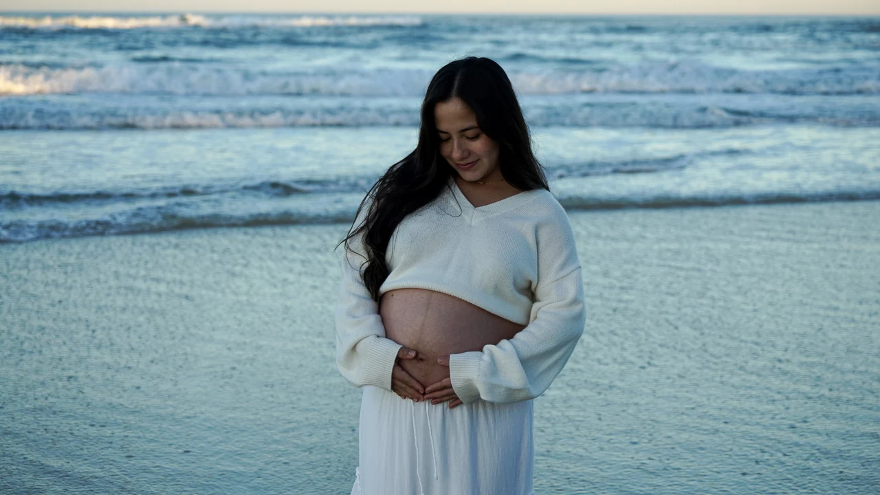 Coastal maternity portrait, Gold Coast, photograph 19