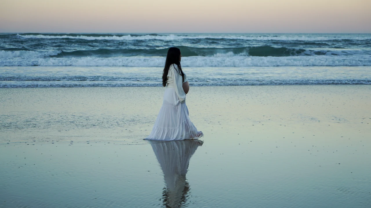 Coastal maternity portrait, Gold Coast, photograph 20
