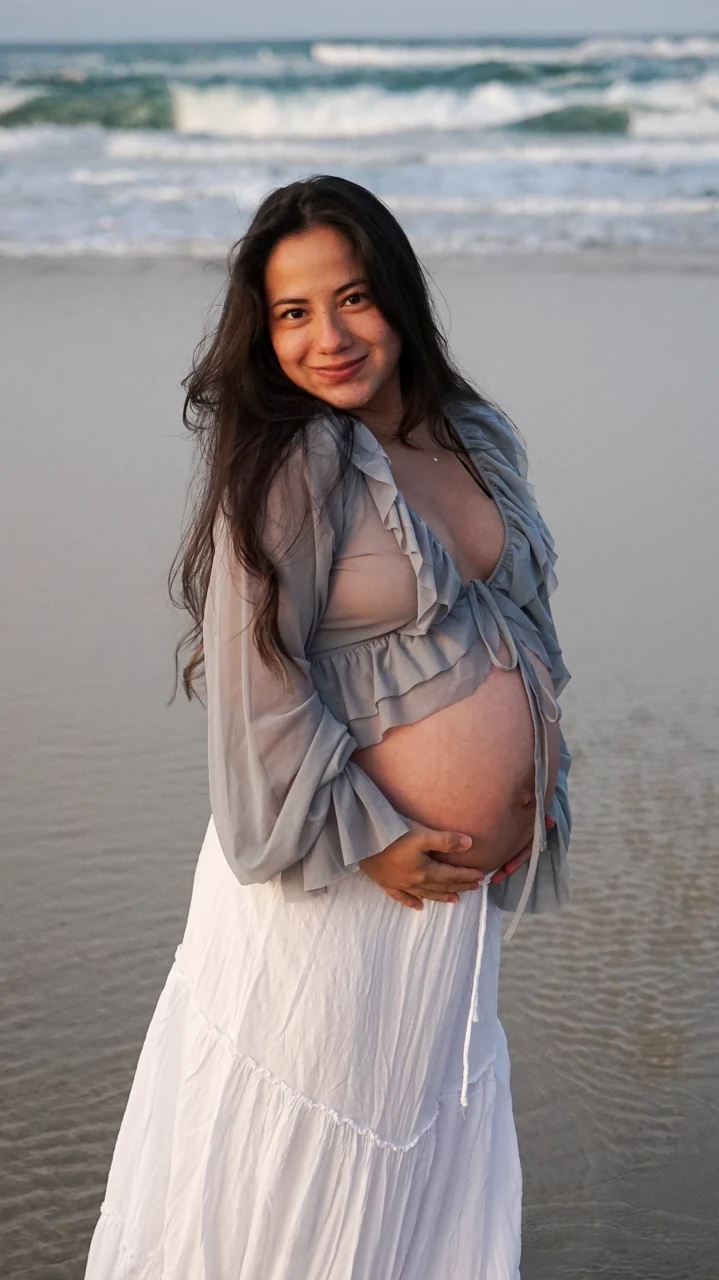 Coastal maternity portrait, Gold Coast, photograph 21