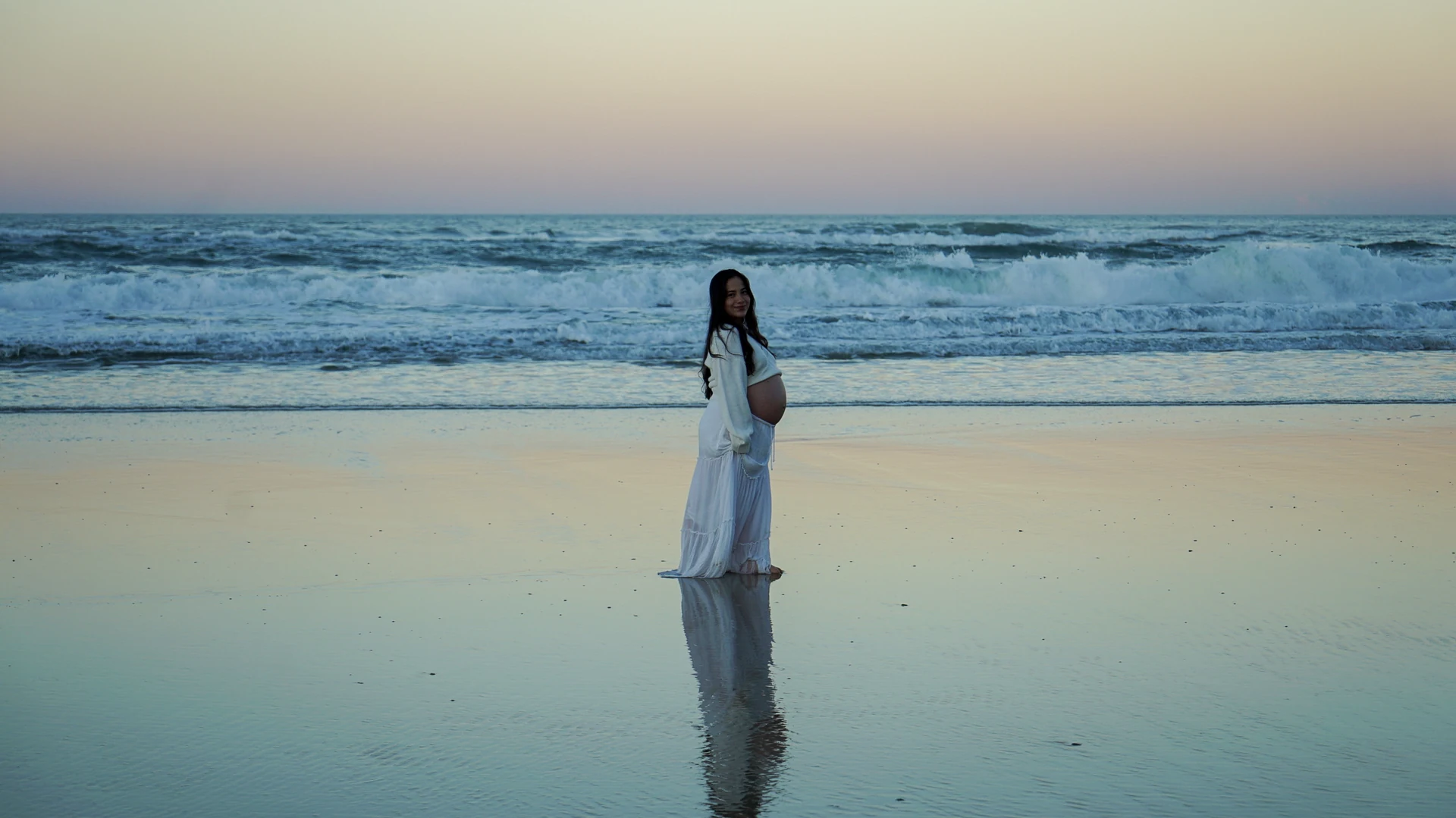 Maternity portrait in the evening light on the Gold Coast
